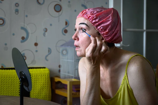 Mujer Caucásica Foto Alta Resolución Tiñe Las Cejas Aplica Maquillaje — Foto de Stock