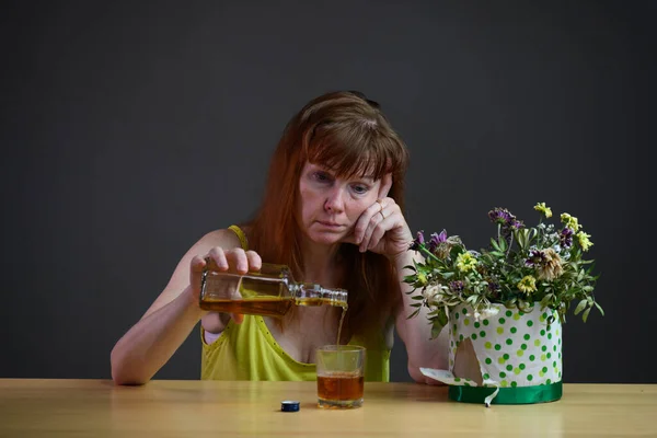 Kvinnlig Alkoholism Porträtt Vuxen Vit Kvinna Sitter Vid Ett Bord — Stockfoto