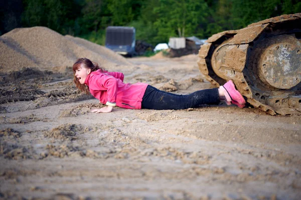 Photo Woman Lies Tractor Outdoors — Stock Photo, Image