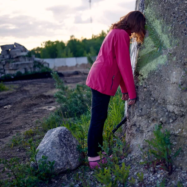 Kobieta Stoi Rozpaczy Pobliżu Betonowej Ściany — Zdjęcie stockowe