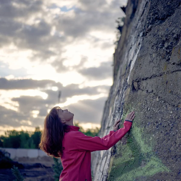 Kobieta Wstaje Patrząc Pobliżu Betonowej Ściany Zewnątrz — Zdjęcie stockowe