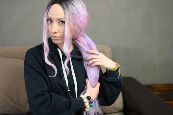 高清晰的肖像画在家里的白种人女孩 一头紫色的头发 在沙发上戴着假发 美的概念 — 图库照片