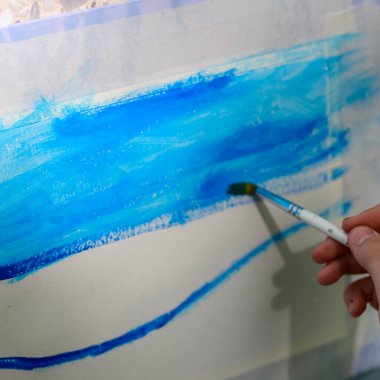 Çocuk eli resmi. Kağıt üzerinde fırçayla.