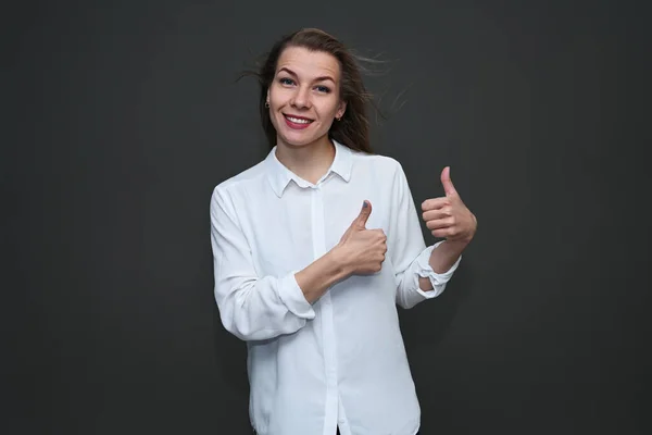 Foto Una Chica Caucásica Una Camisa Blanca Con Una Sonrisa — Foto de Stock