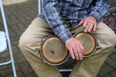 Davul çalan müzisyen elleri