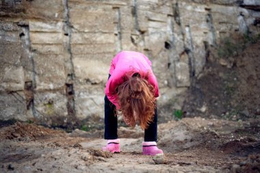 Fotoğrafçı kadın eğildi.