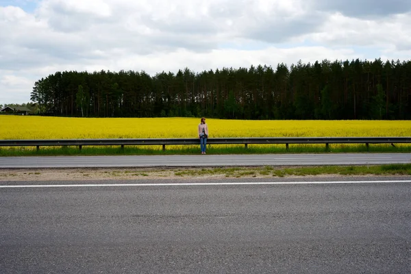 Photo Rapeseed Field Woman Stands Road — Stock Photo, Image