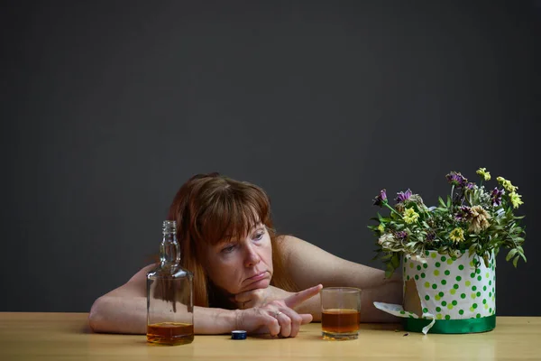 Begreppet Kvinnlig Alkoholism Foto Kvinna Som Sitter Vid Ett Bord — Stockfoto