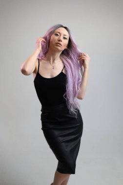 Beyaz bir arka planda poz veren beyaz bir kız modelin resmi.