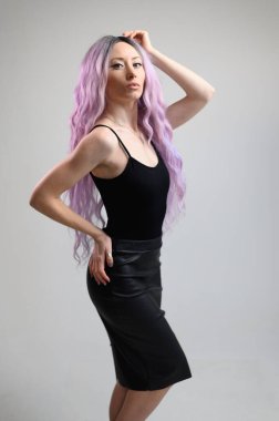 Uzun saçlı, uzun boylu bir modelin moda fotoğrafı.