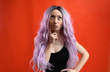 Kırmızı arka planda beyaz şirin modelin portresi