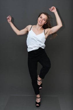 Beyaz bir bluz içinde dalgalı saçlarıyla beyaz bir fotograf beyaz bir arka planda beyaz bir beyaz kız.