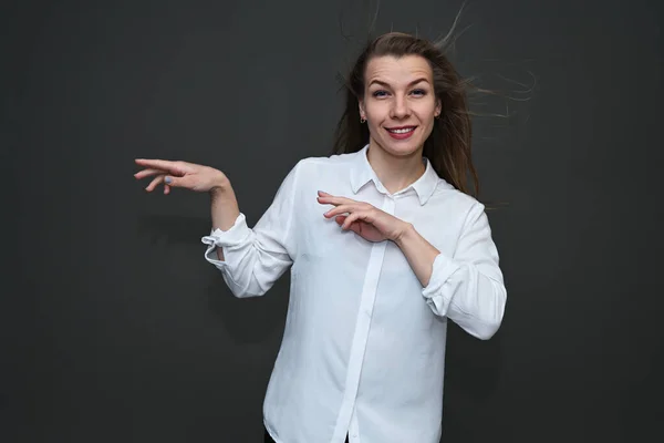 Portrait Une Fille Caucasienne Dans Une Chemise Blanche Montre Sourire — Photo