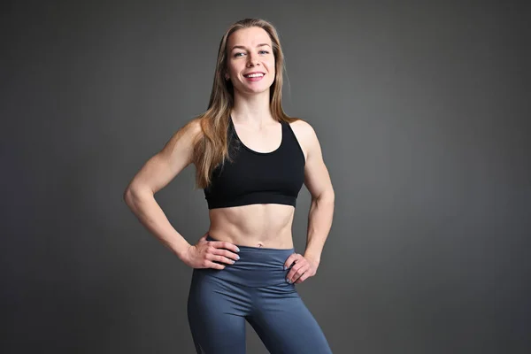 Fitness Porträt Eines Kaukasischen Mädchens Auf Grauem Hintergrund — Stockfoto