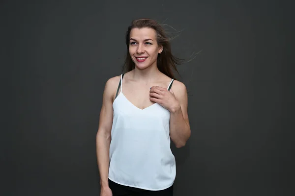 Retrato Uma Menina Caucasiana Bonito Com Sorriso Posando Fundo Cinza — Fotografia de Stock