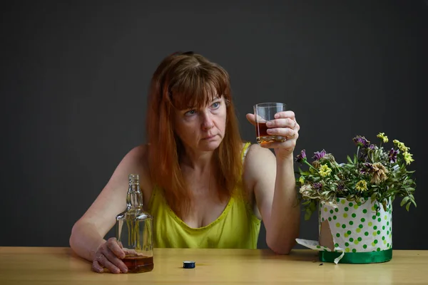 Alkoholismbegreppet Foto Vuxen Kvinna Som Sitter Vid Ett Bord Med — Stockfoto