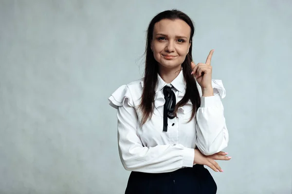 Retrato Mujer Morena Caucásica Con Sonrisa Mostrando Pulgar Hacia Arriba — Foto de Stock