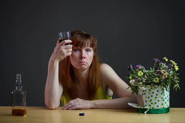 Vuxna Kvinnor Dricker Alkohol Och Lider När Sitter Vid Bordet — Stockfoto