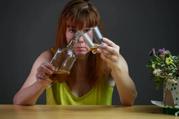Vuxen Kvinna Dricker Alkohol När Hon Sitter Vid Bordet Begreppet — Stockfoto