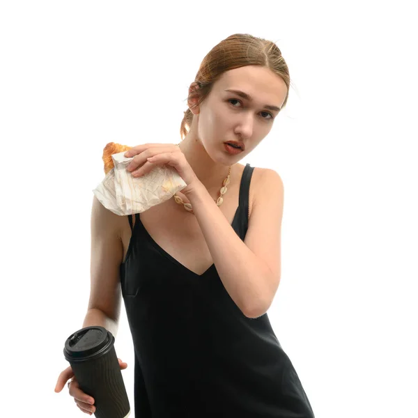 Jovem Mulher Modelo Caucasiana Estúdio Posando Com Café Hambúrguer Fundo — Fotografia de Stock