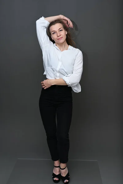 Повний Вертикальний Портрет Радісної Кавказької Усміхненої Дівчини Сірому Тлі Одягненої — стокове фото