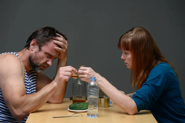 Vuxna Män Och Kvinnor Depression Dricker Alkohol Vid Bordet — Stockfoto