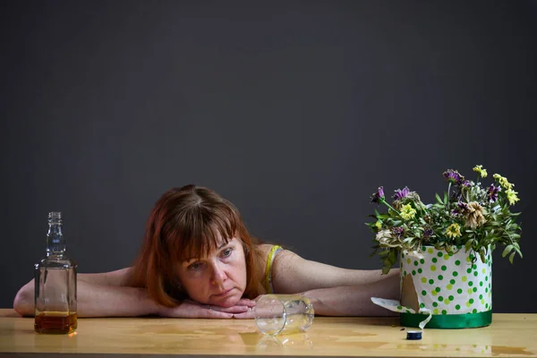 Une Femme Adulte Dépression Est Table Avec Alcool — Photo