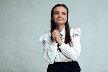 Gülümseyen genç bir kadın.