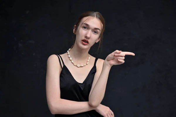 Cute Young Caucasian Woman Showing Finger Side Black Background — Stock Photo, Image