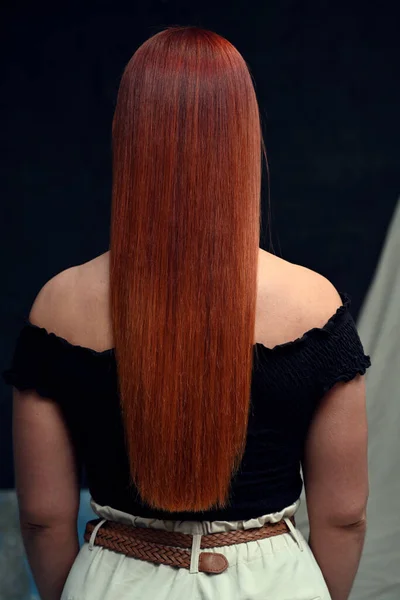 Červenovlasý Model Šedém Pozadí Zadní Pohled — Stock fotografie
