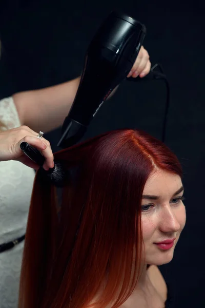 Cabeleireiro Trabalhando Com Modelo Cabelos Vermelhos Com Secador Cabelo Fundo — Fotografia de Stock