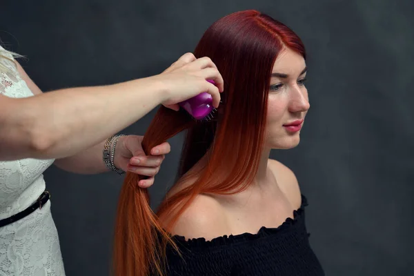 Händer Frisör Arbetar Med Flicka Med Rött Hår Grå Bakgrund — Stockfoto