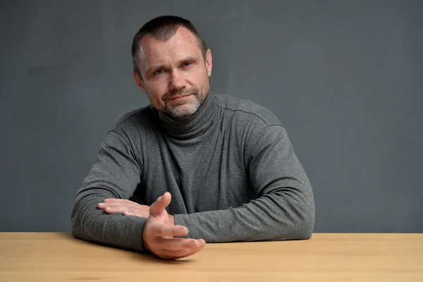 Portret Van Pratende Blanke Volwassen Man Van Middelbare Leeftijd Die — Stockfoto