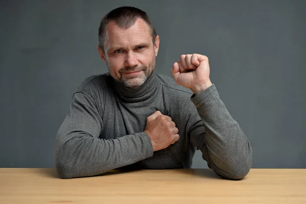 Retrato Hombre Adulto Sentado Una Mesa Con Puño Una Sonrisa —  Fotos de Stock