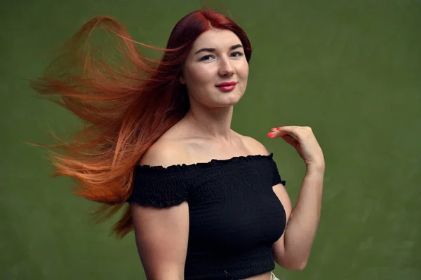 飛行髪と緑の背景にスタジオで赤髪モデルの水平肖像画 — ストック写真