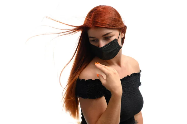 Zrzka Dívka Černé Ochranné Masce Vlasy Třepotání Větru Bílém Pozadí — Stock fotografie