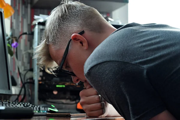 Tiener Man Denkt Kijkt Naar Het Bureau Telefoon Achtergrond Van — Stockfoto