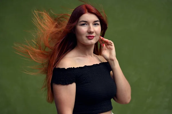 Portrait Avec Sourire Studio Sur Fond Coloré Rousse Modèle Caucasien — Photo