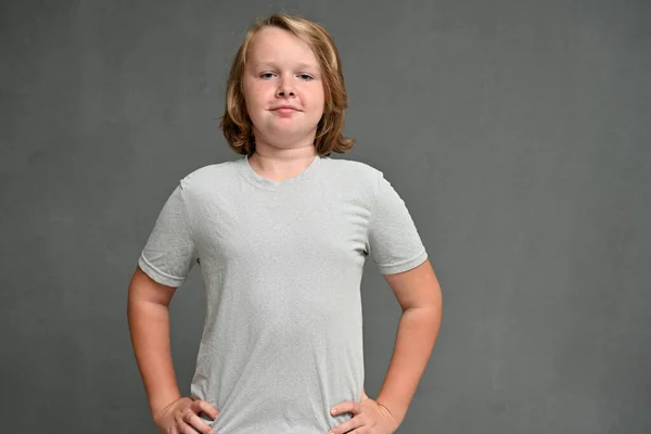 Cara Jovem Bonito Uma Camiseta Cinza Com Sorriso Com Cabelos — Fotografia de Stock