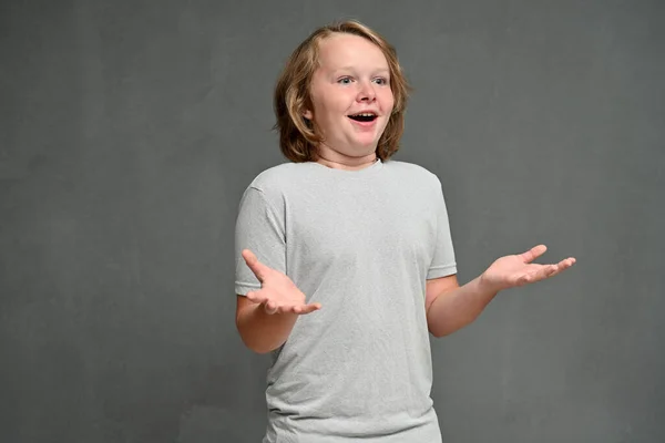 Allegro Ragazzo Caucasico Carino Adolescente Una Shirt Grigia Con Capelli — Foto Stock