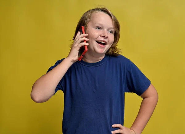 Cool Carino Adolescente Blu Shirt Con Capelli Lunghi Parlando Telefono — Foto Stock