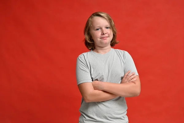 Cute Young Guy White Shirt Smiling Studio Red Background Crossed — Stok fotoğraf