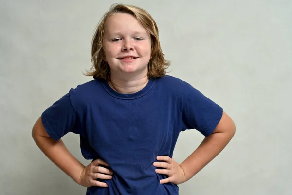 Jugendlicher Mit Langen Haaren Blauem Shirt Posiert Mit Einem Lächeln — Stockfoto