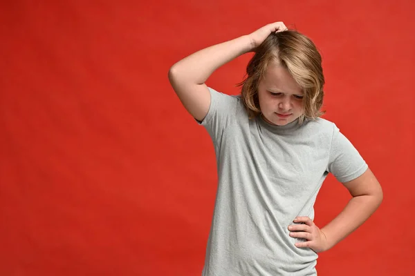 Voller Ernst Weißen Shirt Auf Rotem Hintergrund — Stockfoto