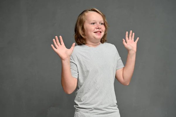 Delizioso Adolescente Sorridente Una Shirt Bianca Uno Sfondo Grigio — Foto Stock