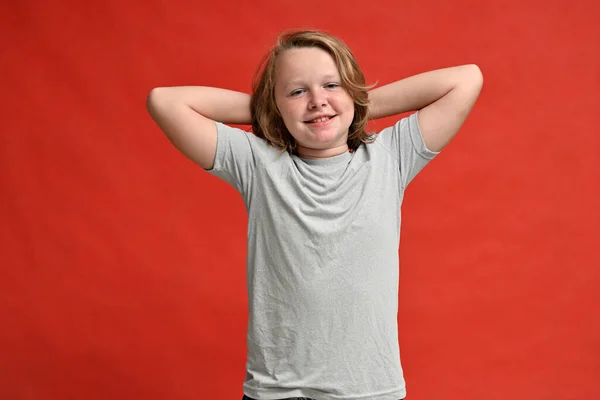 Boldog Tinédzser Fiú Egy Mosollyal Fehér Pólóban Piros Háttérrel — Stock Fotó