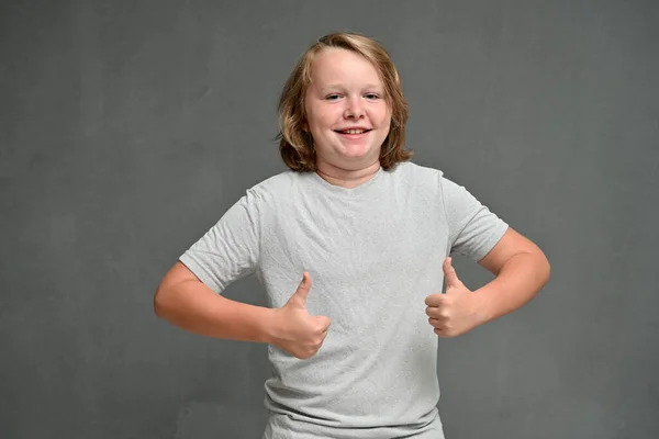 Sød Teenager Dreng Viser Super Grå Shirt Grå Baggrund - Stock-foto