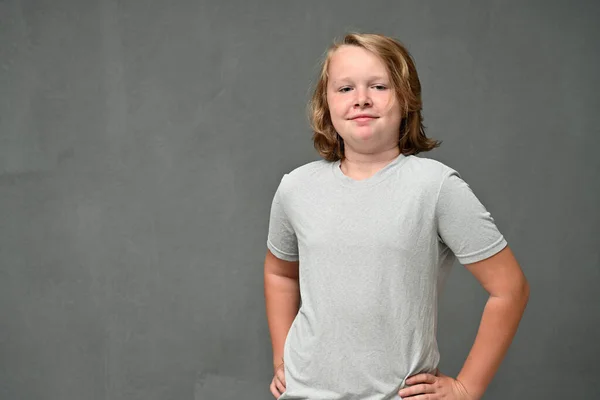 Sorridente Adolescente Ragazzo Trova Proprio Una Shirt Grigia Uno Sfondo — Foto Stock