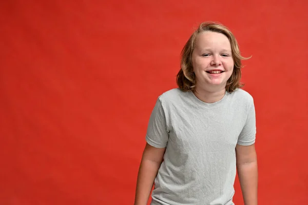 Słodkie Nastolatek Chłopiec Śmieje Się Szary Shirt Czerwony Tło — Zdjęcie stockowe