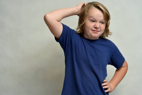 Ragazzo Adolescente Caucasico Pensieroso Shirt Blu Sfondo Bianco — Foto Stock